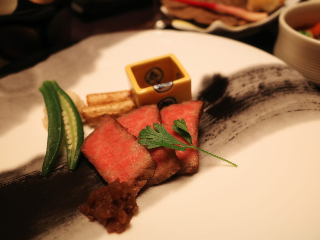 仙峡の宿 銀山荘の夕食のステーキ