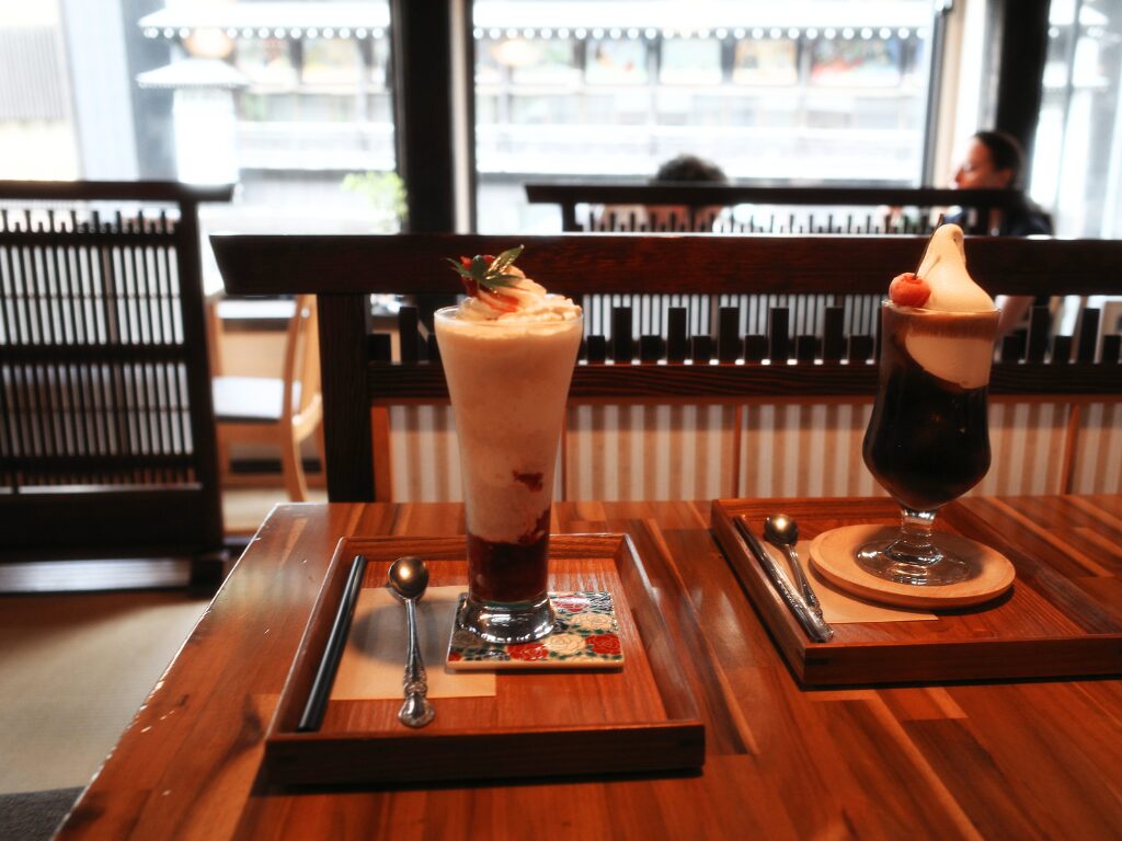 伊豆の華のフルーツ甘酒シェイク、コーヒーソフトクリーム