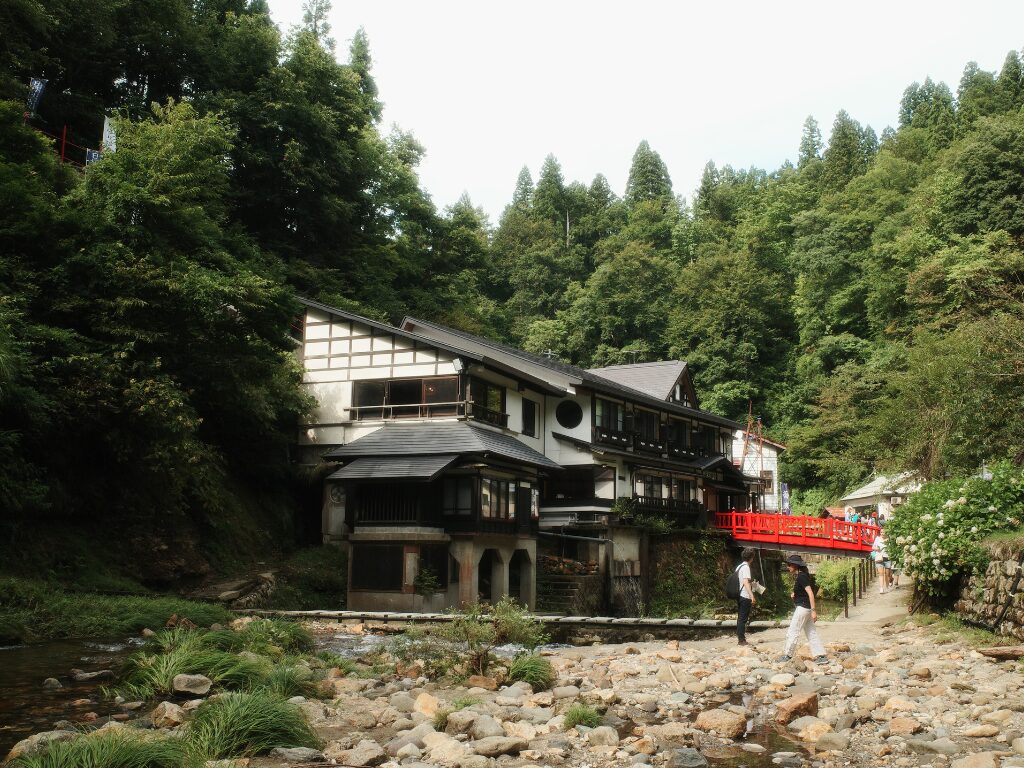 白銀の滝から見た滝見亭の外観