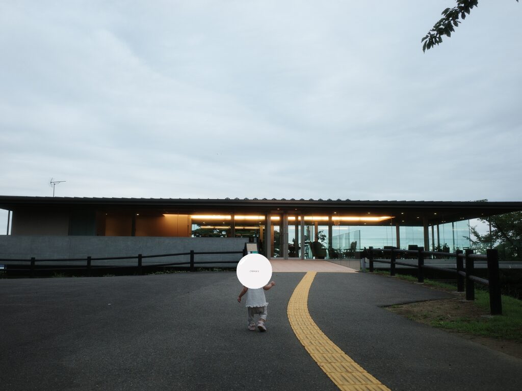 カフェ ル ロマンへ歩いて行く1歳児