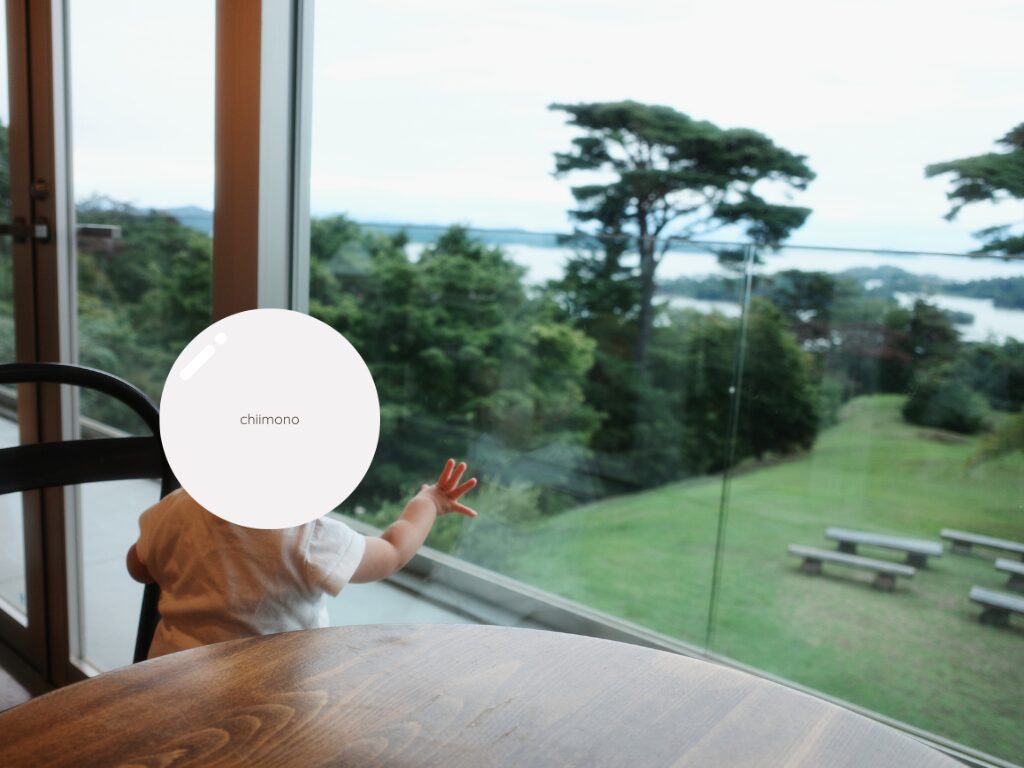 カフェ ル ロマンで外を眺める子供