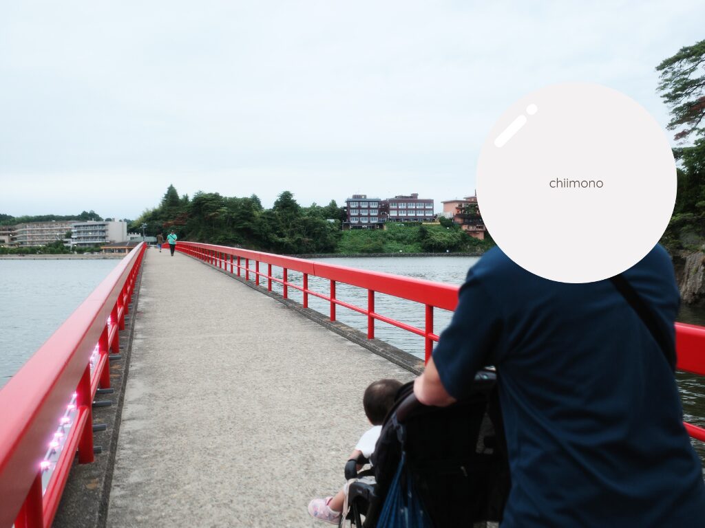 福浦島を結ぶ福浦橋から見える小松館 好風亭