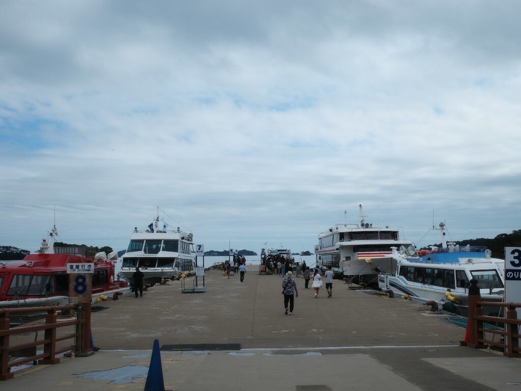 中央観光桟橋に停泊する観光船