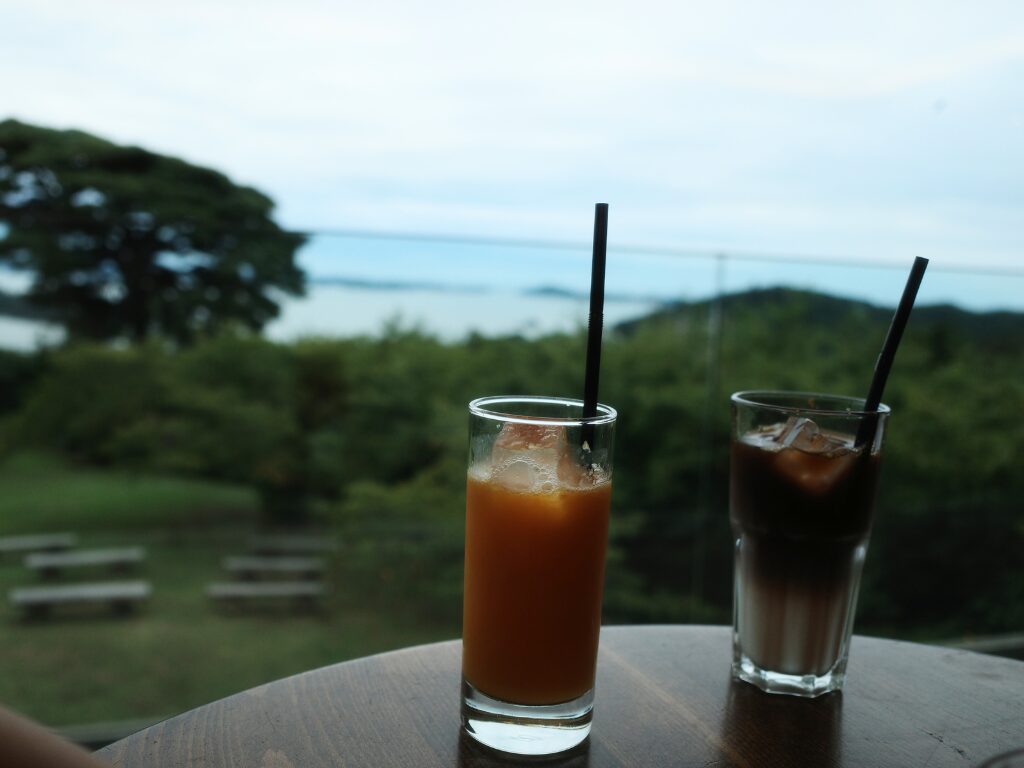 カフェ ル ロマンのオレンジジュースとアイスカフェオレ