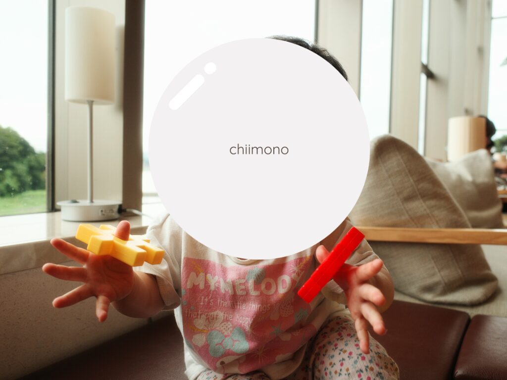 小松館好風亭のキッズスペースで遊ぶ1歳児