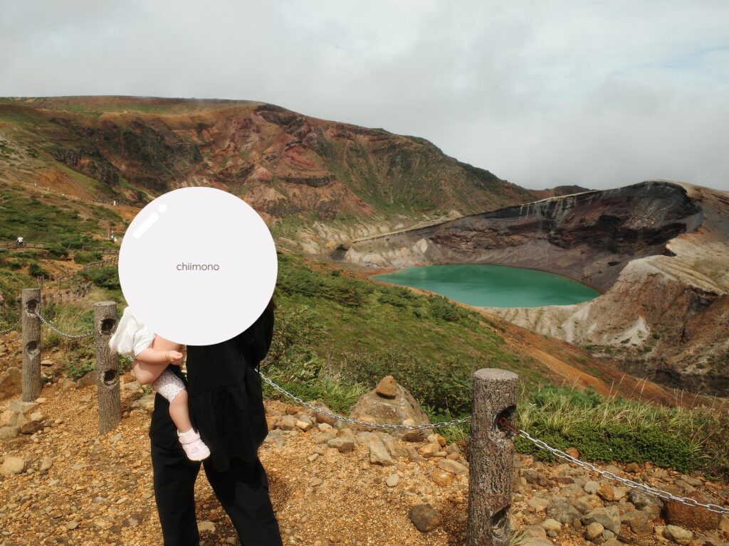 蔵王の御釜を見下ろす母と子