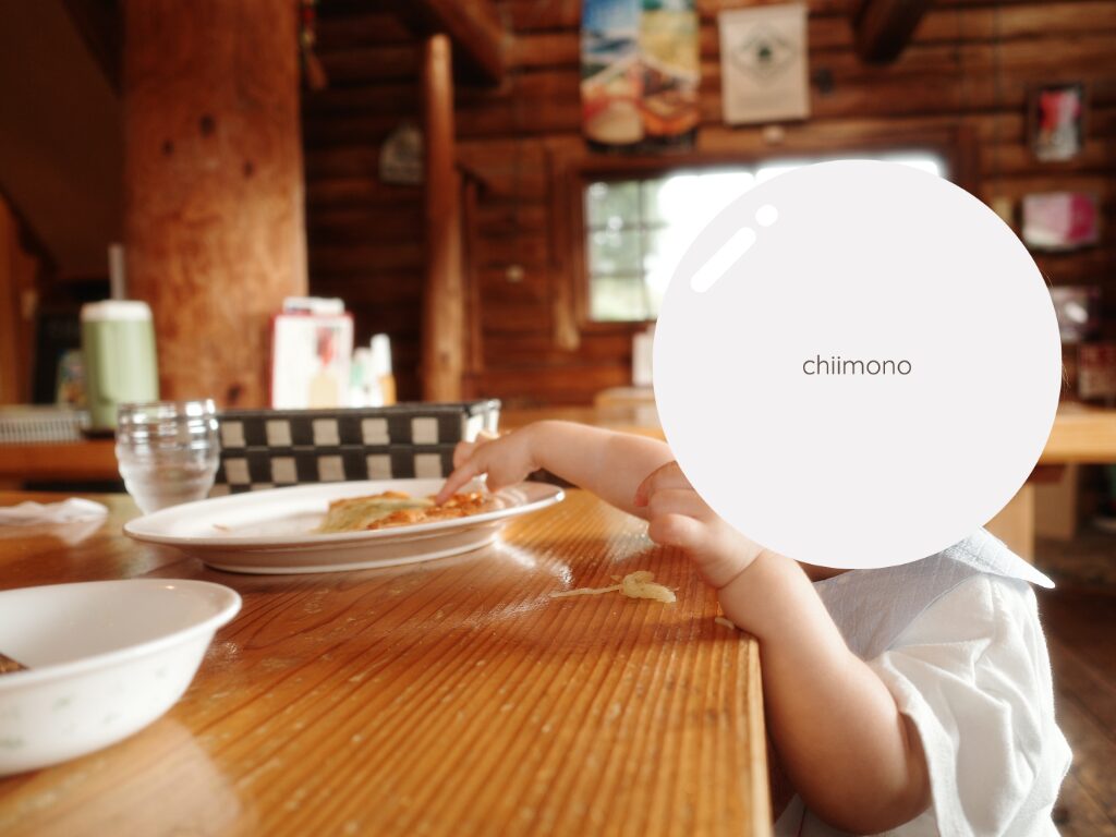 チーズシェッド店内でピザを食べる子供