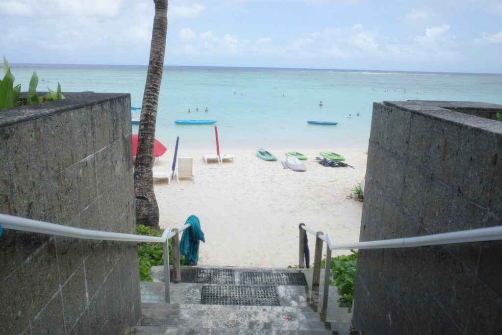 デュシタニグアムリゾートのプールからタモンビーチへ