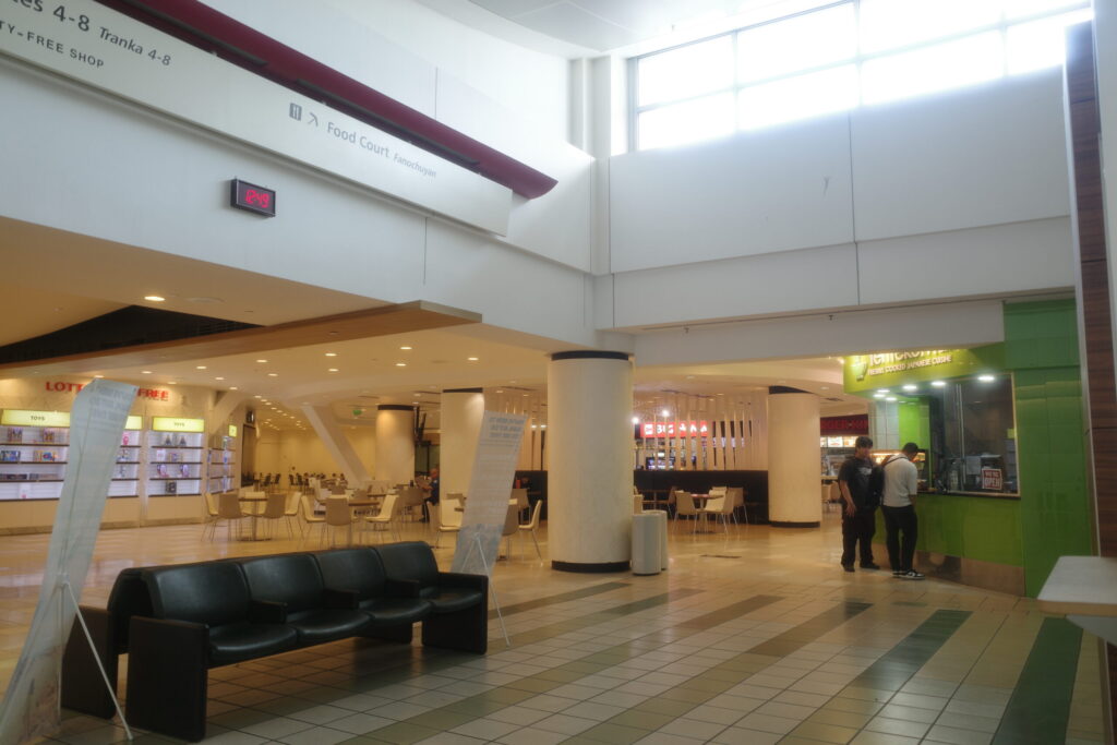 グアム国際空港のフードコート